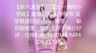 《极品CP魔手外购》潜入女厕赤裸裸拍脸拍逼各种美女小姐姐方便~有惊喜小妹子看黄片疯狂紫薇这手法没少自己玩 (9)